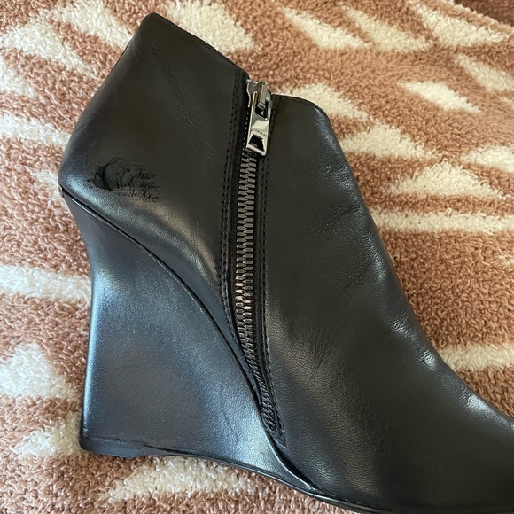 Black leather booties one has a scratch on infertility heal - Picture 3 of 6